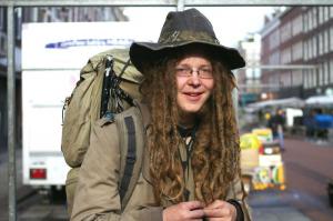 Да у нас таких пруд пруди, летом в электричках на пригородных направлениях с гитарами толпой гоняют. Прям даже лицо типичное.