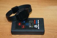 А кот случайно на аватарке не "глотка шорсный"? "правда подобно" устройство идет в комплекте с браслетом, т.к. сделать передающее устройство на браслете трудно, вес будет тяжеленький. Поэтому коробочку(мобильное контрольное устройство - МКУ) и браслет надо вместе держать, чуть отойдешь и усё, сигнал пошел. Стоимость кстати примерно 100тыс всего этого. Так что гопник почти угадал.