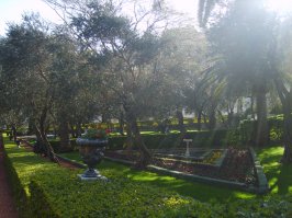 А на фотке то Бахайские сады в Хайфе, а рядом Бахайский храм, никакого отношения к иудаизму не имеющий. Красиво там, кстати, очень, прям дендрарий )