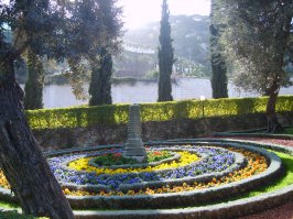 А на фотке то Бахайские сады в Хайфе, а рядом Бахайский храм, никакого отношения к иудаизму не имеющий. Красиво там, кстати, очень, прям дендрарий )