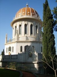 А на фотке то Бахайские сады в Хайфе, а рядом Бахайский храм, никакого отношения к иудаизму не имеющий. Красиво там, кстати, очень, прям дендрарий )