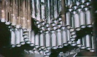 Ну я так понял, что речь идет о форсунках. На самом деле это не так. Ничего они не преодолели и т.д. У американцев в РД в основном использовались простые щелевые форсунки, и форсуночная головка было очень простой по сравнению с нашей.
Вот форсуночная головка американского F-1 (с простыми отверстиями для подачи компонентов топлива в камеру сгорания). Видны антипульсационные перегородки.
Вторая фотка - форсуночная головка РД-170. Состоит из центробежных двухкомпонентных форсунок, расположенных так, что часть форсунок образуют туже антипульсационную перегородку. 3 фото - тоже форсуночная головка РД 170. Ну и где то, чего наши конструктора не знали?