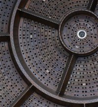 Ну я так понял, что речь идет о форсунках. На самом деле это не так. Ничего они не преодолели и т.д. У американцев в РД в основном использовались простые щелевые форсунки, и форсуночная головка было очень простой по сравнению с нашей.
Вот форсуночная головка американского F-1 (с простыми отверстиями для подачи компонентов топлива в камеру сгорания). Видны антипульсационные перегородки.
Вторая фотка - форсуночная головка РД-170. Состоит из центробежных двухкомпонентных форсунок, расположенных так, что часть форсунок образуют туже антипульсационную перегородку. 3 фото - тоже форсуночная головка РД 170. Ну и где то, чего наши конструктора не знали?