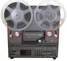 Это был самый крутой бобинник. Автонатяжение ленты, сквозной канал и т.д.
Вот только лента на фото заправлена не правильно