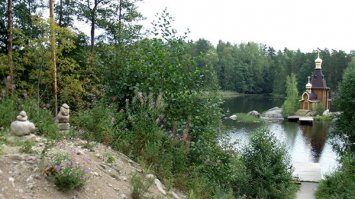Этим летом там проезжали. Перед спуском к берегу люди строят пирамидки из камней. Действительно все очень красиво