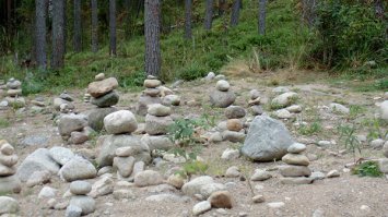 Этим летом там проезжали. Перед спуском к берегу люди строят пирамидки из камней. Действительно все очень красиво