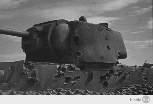 Подбитый в Сталинграде советский тяжелый танк КВ-1. Многочисленные следы попаданий снарядов свидетельствуют о том, насколько тяжелой целью этот танк был для немецкой противотанковой артиллерии.