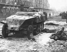 к первому фото - На фото бронетранспортёр SdKfz 250/1 командира роты шведских добровольцев дивизии СС Нордланд хауптштурмфюрера Ханса-Гёста Пехрссона (Hauptsturmfuhrer Hans-Gosta Pehrsson). Машина была подбита ночью с 1 на 2 мая 1945, когда участвовала в попытке вырваться из Берлина. Бронетранспортёр был подбит на улице Фридрихштрассе южнее Райхсканцелярии.

На этой фотографии подбитый бронетранспортер снят с другого ракурса. То что это один и тот же бронетранспортер подтверждает и шахматная доска, лежащая рядом с корпусом подбитой машины. Справа от машины лежит убитый водитель — унтершарфюрер Рагнар Йоханссон.

а лучше всего, кому интересно - зайдите на сайт - "Военный альбом", там этих фотографий...и , кстати, с неплохими комментариями.