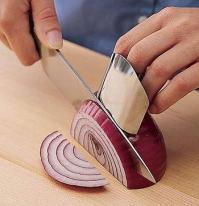 Какому идиоту пришла в голову мысль, что эта штука способна защитить от запаха нарезаемого продукта?? Она позволяет быстро резать овощи, не боясь отрезать пальцы! Полезная вещь, на мой взгляд, если, конечно, вы не мастер-повар как на видео