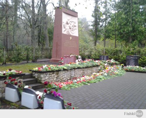 Мой город - Вентспилс (Латвия). Памятник освободителям. В прошлые года было больше светов... связано наверное с тем, что многие эмигрировали...