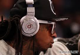 Самые дорогие наушники – изобретение компании Beats By Dre в группе с Graff Diamonds – одной из ведущих и главных дилеров драгоценностей в мире. Стоимость наушников составляет $1 млн. Этот девайс украшен бриллиантами в 114 карат. 
PS. жаль что они сделаны в единственном экземпляре, я бы купил парочку, а то как  то жизнь сероватая без ушей за лимон баксов!