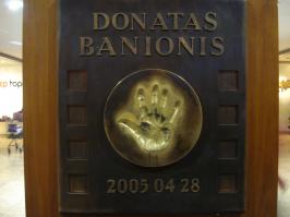 очень жаль, отличный актер и человек, не поворачивается язык сказать, был! Земля пухом!