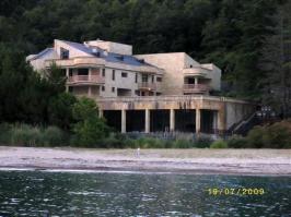 А это дачка человека развалившего страну! (Дача Горбачева в Абхазии)
Называется почувствуйте разницу!