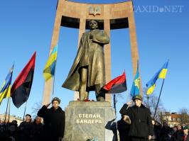 Без политики про Львов? А что же забыт любимый памятник всех жителей Львова, национальному герою Степану Бандере и другому ярому защитнику Украины, Шухевичу. Это же он, вместе с другим героем Украины, с такой любовью вырезали жителей Львова, в основном еврейское население. В июле 1941 года еврейское население во Львове составляло 135000 человек, а к моменту освобождения Львова советскими войсками,  осталось около 2000. Эти истинные герои уничтожили более 130 тысяч человек, но это же такая малость, ее не стоит замечать, они же за "свободную Украину" кровь проливали и не важно, что чужую кровь! Это то же так, без политики. Если уж решил показывать красоты города, надо показывать все, а то как то странно, то ли пост, то ли провокация!