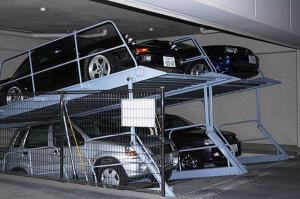 Такая парковка занимает больше стандартного этажа в высоту. Плюс геморрой с механизмами, приводами, персоналом, который всем этим управляет, и не всякая машина поместится...
Лучше сделать еще один этаж, хотя бы из металлического настила.