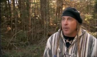 Мне понравилось как вот этот дядька похлёбку на костре приготовил в пластиковом шлеме. Прикол в том, что он просто нагрел камни, а потом раскалённые положил их в шлем, вуаля, готово.