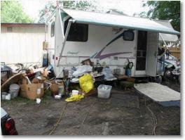 Сотрудник переписывался с американцем из Джорджии. Тот прислал фото своего жилища - одноэтажный каркасный дом обшитый досками, у нас в Союзе в садах дома покруче были.

Вот ещё примеры того где живут американцы.
.