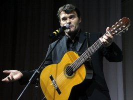 Евгений Дятлов. Российский актёр, певец, музыкант.
В телевизионном шоу Первого канала «Король ринга» бился в финале с Эдгардом Запашным.
.