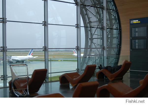 Международный терминал аэропорта шаря де голля. офигенное решение в торцах терминала - лежаки, с которых можно втыкать в садящиеся/взлетающие самолеты. и еще на них можно приемлемо отоспаться, не то что в наших аэропортах.