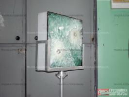 Стекло бронеавтомобиля "Тайфун" после обстрела из КПВТ. 
Ему чихать на твой Баррет! ;)