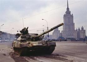 Чувак, я те по секрету скажу... танки по улицам Москвы ездят каждый год!