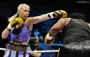 Наташа "КУВАЛДА" Рогозина.

Дата рождения:	
5 апреля 1976 (38 лет)

Весовая категория:	
второй средний вес (до 72,575 кг)

Стойка:	
правша
Рост:	
181 см
Количество боёв:	
22
Количество побед:	
22
Побед нокаутом:	
13
Поражений:	
0
Ничьих:	
0