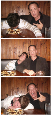 Том Хэнкс не знает парнишку в белом, а парнишка в белом может и знает, кто такой Том Хэнкс, но в данный момент не подозревает, что великий актер и свой вдоску чувак Хэнкс тут рядом. Дело в том, что парнишка сидел в отключке все время, пока Хэнкс и его приятель мирно выпивали. Потом парнишка начал сползать на пол и Хэнкс подскочил к нему, чтобы удержать от падения. В процессе у парнишки из кармана вывалился смартфон. Хэнкс телефон подхватил и, водрузив парнишку на место, попросил приятеля сделать парочку снимков парнишке на память. 
А теперь представьте себе, вы просыпаетесь утром, смотрите в телефон, а там...