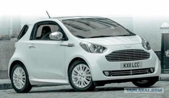 попалась инфа,вспомнил разговор. Английскому производителю суперкаров к 2012 году требовалось срочно снизить средние по модельному ряду показатели выброса токсичных веществ, иначе не избежать штрафа. Решение нашлось необычное – внедрить в программу крохотный автомобильчик с минимальной токсичностью, чтобы его прекрасные показатели помогли снизить среднее арифметическое. Создавать машину с нуля некогда – взяли готовую «Тойоту-iQ» и замаскировали ее под «Астон» щедрым рестайлингом и богатой отделкой. В год планировалось продавать никак не меньше 4000 «cигнетов», причем ограничивая на первых порах реализацию: новинка была доступна только ранее состоявшимся покупателям «Астон Мартина» в качестве второй машины. Но все эти предосторожности были ни к чему. За два года производства лишь полторы сотни человек согласились выложить тройную цену «Тойоты» за ту же, по сути, машину, лишь немного доработанную в Британии.

Количество произведенных экземпляров – 143.