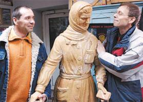 Зинаиду Дмитриевну Синицыну помнит почти всё взрослое население Благовещенска. Шестнадцать лет она продавала мороженое на одном и том же месте — напротив Театра драмы, под тремя тополями, которые на улице Ленина растут и по сей день. Работала тётя Зина а с раннего утра и до позднего вечера, пока не уезжал последний автобус.
Снегурочка, как называла эту женщину благовещенская ребятня стала символом детства многих благовещенцев.
Памятник отлили из чугуна на ремонтно-механическом заводе города. Зинаида Синицына, которая умерла 25 лет назад, изображена вместе с ящиком мороженного, увековечен и ценник. Сливочное в Советском Союзе продавалось по 13 копеек за порцию, шоколадное — за 15, а пломбир за 19 копеек.Мысль о создании подобного памятника появилась еще полтора года назад. Тогда в своем блоге жительница Благовещенска Ольга Тур вспомнила о любимой продавщице мороженого Зинаиде Синицыной, написав о ней теплые, трогательные строки. Откликнулись сотни человек! Как выяснилось, с Ольгой Григорьевной солидарны практически все, кто жил в Благовещенске в 70-80-е годы.
Многие из них вспоминали, как еще в детстве бегали за любимым лакомством именно к Снегурочке. Мороженщица стала так называемым воплощением «городской доброты», счастливого детства. А когда в личных архивах фотографа Андрея Ильинского нашлись фотоснимки Зинаиды Синицыной за работой, возникла и идея увековечить образ необыкновенной благовещенской мороженщицы.
Участники интернет-переписки приняли решение о сборе средств на памятник. Ольга Тур организовала встречу активистов проекта, затем ей поручили возглавить специально созданную общественную организацию «Снегурочка», на чей счет и стали перечисляться средства. В общественных местах города поставили копилки, на телевидении, в газетах, в том числе и в «МК на Амуре», не раз говорилось о сборе пожертвований. В июне прошлого года амурчане выбрали лучший из трех макетов будущего памятника, работы скульптора Валерия Разгоняева. Он сам не раз покупал мороженое у Зинаиды Синицыной, и при выполнении макетов часто полагался как на фотографии, так и на личные воспоминания.

Поговаривают, что мороженщица при жизни собрала 100 тыс. рублей. Деньги после её смерти нашли под матрасом. На себя же она тратила очень мало. Жила одна: муж ушел в партизаны и не вернулся, а сына расстреляли немцы во время войны.