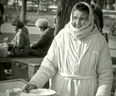 Зинаиду Дмитриевну Синицыну помнит почти всё взрослое население Благовещенска. Шестнадцать лет она продавала мороженое на одном и том же месте — напротив Театра драмы, под тремя тополями, которые на улице Ленина растут и по сей день. Работала тётя Зина а с раннего утра и до позднего вечера, пока не уезжал последний автобус.
Снегурочка, как называла эту женщину благовещенская ребятня стала символом детства многих благовещенцев.
Памятник отлили из чугуна на ремонтно-механическом заводе города. Зинаида Синицына, которая умерла 25 лет назад, изображена вместе с ящиком мороженного, увековечен и ценник. Сливочное в Советском Союзе продавалось по 13 копеек за порцию, шоколадное — за 15, а пломбир за 19 копеек.Мысль о создании подобного памятника появилась еще полтора года назад. Тогда в своем блоге жительница Благовещенска Ольга Тур вспомнила о любимой продавщице мороженого Зинаиде Синицыной, написав о ней теплые, трогательные строки. Откликнулись сотни человек! Как выяснилось, с Ольгой Григорьевной солидарны практически все, кто жил в Благовещенске в 70-80-е годы.
Многие из них вспоминали, как еще в детстве бегали за любимым лакомством именно к Снегурочке. Мороженщица стала так называемым воплощением «городской доброты», счастливого детства. А когда в личных архивах фотографа Андрея Ильинского нашлись фотоснимки Зинаиды Синицыной за работой, возникла и идея увековечить образ необыкновенной благовещенской мороженщицы.
Участники интернет-переписки приняли решение о сборе средств на памятник. Ольга Тур организовала встречу активистов проекта, затем ей поручили возглавить специально созданную общественную организацию «Снегурочка», на чей счет и стали перечисляться средства. В общественных местах города поставили копилки, на телевидении, в газетах, в том числе и в «МК на Амуре», не раз говорилось о сборе пожертвований. В июне прошлого года амурчане выбрали лучший из трех макетов будущего памятника, работы скульптора Валерия Разгоняева. Он сам не раз покупал мороженое у Зинаиды Синицыной, и при выполнении макетов часто полагался как на фотографии, так и на личные воспоминания.

Поговаривают, что мороженщица при жизни собрала 100 тыс. рублей. Деньги после её смерти нашли под матрасом. На себя же она тратила очень мало. Жила одна: муж ушел в партизаны и не вернулся, а сына расстреляли немцы во время войны.