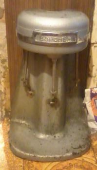 Стоит дома, рабочий)