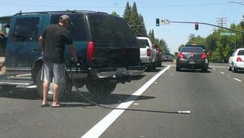 Стряхивает