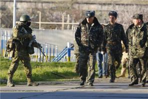 Значит с ополчением Востока Украины можно воевать,а за Крым слабо.Вот ваши теперешние герои на фото. В Крыму сдаются.