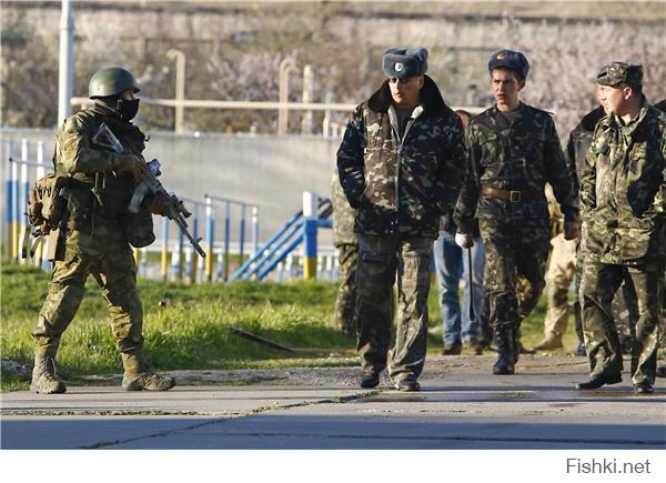 Значит с ополчением Востока Украины можно воевать,а за Крым слабо.Вот ваши теперешние герои на фото. В Крыму сдаются.