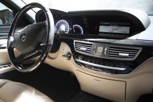 Мерседес уже не тот! Качество материалов отделки салона, кузова сильно снизилось вот пример на фото. Машина новая и сразу на перетяжку некоторых элементов приехала: