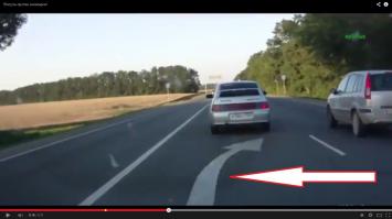 Потому что дорожная разметка(как видно на видео)стрелкой показывает, что надо перестраиваться, т.к. дальнейшее движение по двум полосам заканчивается и в попутном направлении остаётся одна полоса. Поэтому варианта только два: 1 - перестроиться, 2 - продолжать движение прямо по встречной полосе !!!