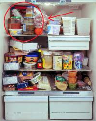 У кого в холодильнике есть такие же банки с прокисшими солёными огурцами? И прочей непонятной хернёй?