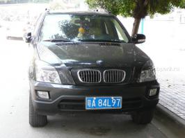 Китайцы уже новую фишку придумали. Они сделали китайскую копию BMW а значок лежит в бардачке, очень удобно: купил и приклеил! ;)