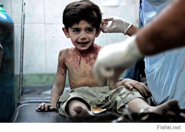 Это сирийский мальчик. Перед тем, как умереть, он сказал:
"Я ПОЖАЛУЮСЬ НА ВАС БОГУ, ВСЁ ЕМУ РАССКАЖУ!"