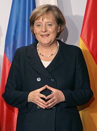 Кто такая Ангела Меркель? Баба, которая не умеет пользоваться суперклеем?