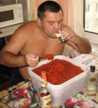 Ко мне друзья с севера не давно приезжали и привозили настоящую, вкусную красную икру. Так вот, ни чего общего с магазинной она не имеет. Состав: икра, соль, масло и всё. Вот примерно в такой же ёмкости и ели (закусывали) ложками. Вкуснота!