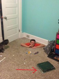 Скорее всего это частный дом. А парень спецом крышку открыл и сиганул туда, а кто-то сфоткал. Чисто поржать. Ну прикольно, чо!