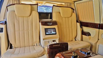 А в правительственном лимузине прям всё в ремнях безопасности:)