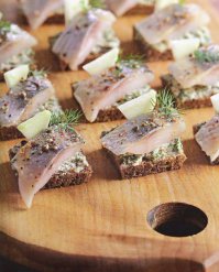 Моя мама делала мне и моим малолетним друзьям-соседям вот такие бутеры:
1. Кусочек ржаного хлеба (можно гренок)
2. Сливочное масло (можно растительное)
3. Кружочек варёного яйца
4. Кусок солёной селёдочки
5. Пару колечек репчатого лука
Вкуснота неописуемая!
Сколько лет прошло, а мы с друзьями всё вспоминаем...
Получалось примерно вот это: