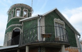 Насчет Тамбовской не знаю, но в Запорожье такой дом есть. И всего то понадобилось 8 тысяч бутылок из под игристого вина  и 20 лет жизни того, кто построил этот дом.