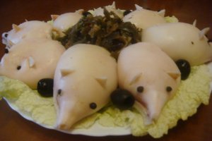 А вот  каких веселых поросят можно приготовить из кальмаров, если нафаршировать их всякой всячиной, по вкусу каждого и его усмотрению :