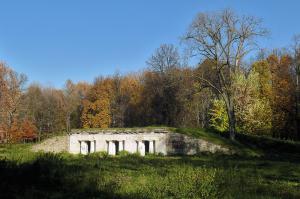 Как будто только за границей такие строения бывают... Вот почти в центре Москвы есть "спрятавшееся" сооружение. С одной стороны - как на картинке, а с другой - просто холм. Помнится, мы там  на лыжах кататься любили, типа горка)))))