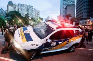 Люди помогают полицейскому поменять колесо без домкрата