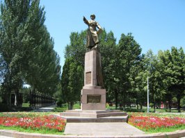 Памитник Панфилову в Бишкеке , в центре , возле здания правительства КР, на входе в парк имени И.В. Панфилова