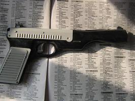 У меня такой был.
Начинка у пистолета, равно как и у мишени была однотипная, как у описанных вариантов.